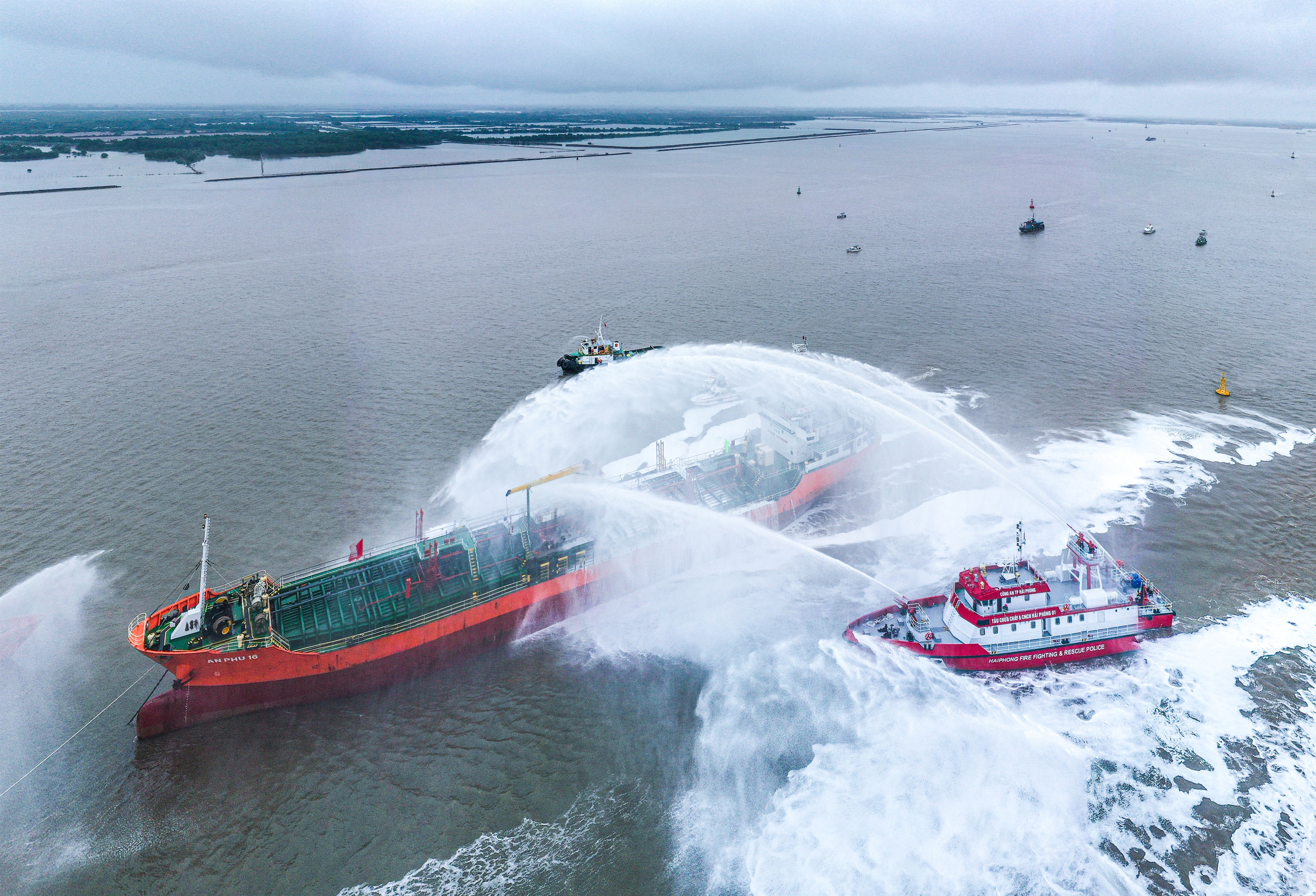 Diễn tập chữa cháy, cứu nạn cứu hộ trên sông, biển quy mô lớn tại cầu Cảng Euro (KCN Đình Vũ)